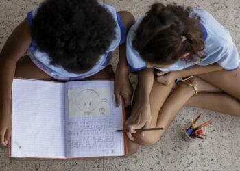 Metade dos estudantes não vê debate antirracista na escola, diz estudo