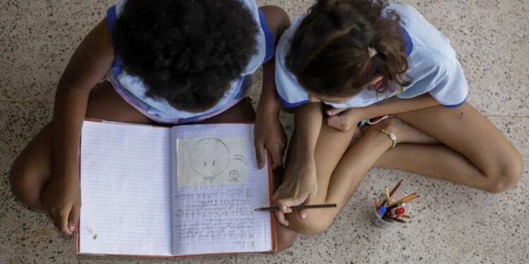 Metade dos estudantes não vê debate antirracista na escola, diz estudo