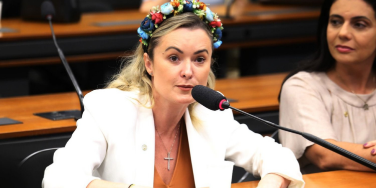 Deputada Júlia Zanatta protocola projeto para derrubar decretos de Lula sobre regulação da internet
