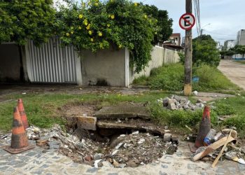 Enorme cratera coloca motoristas e pedestres em risco em Olinda