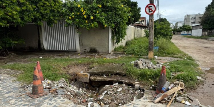 Enorme cratera coloca motoristas e pedestres em risco em Olinda