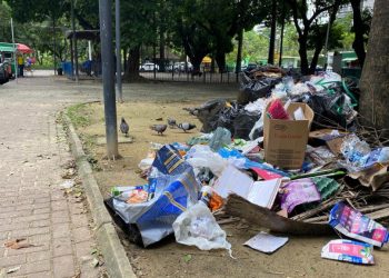 Descarte irregular de lixo em praça na Jaqueira
