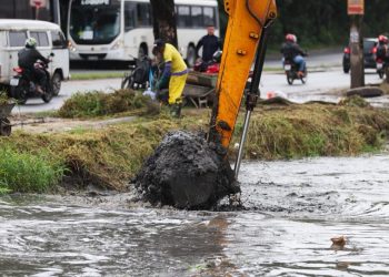 Prefeitura do Recife limpa bolsões de escoamento no Ibura contra cheias