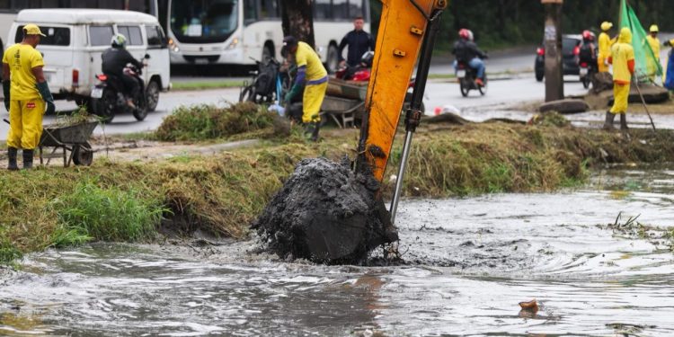 Prefeitura do Recife limpa bolsões de escoamento no Ibura contra cheias