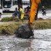 Prefeitura do Recife limpa bolsões de escoamento no Ibura contra cheias